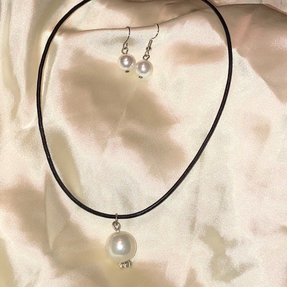 Faux pearl pendant on leather necklace & earrings - Picture 3 of 8